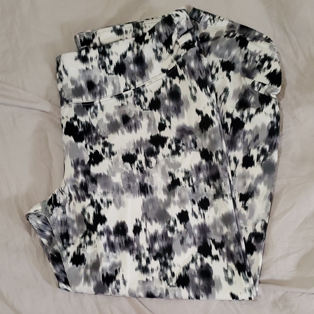 Kenzie Performance Black/Gray/White Patterned Leggings sz L